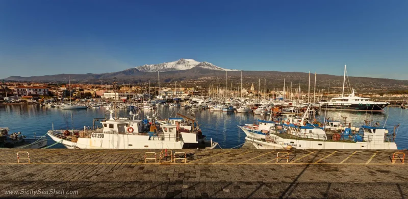 riposto, Sicilia: il porto e l'Etna