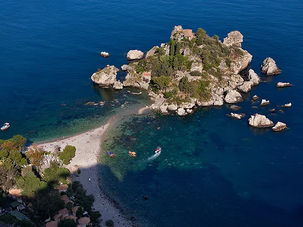 L\'Isola Bella di Taormina, che sorge a pochi chilometri dalla casa vacanze Sea Shell di Riposto