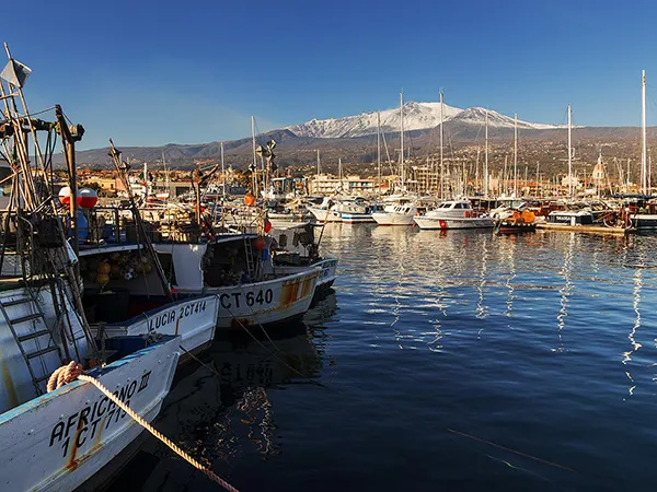 il porto di Riposto, la cittadina della Sicilia nella quale si trova la casa vacanze Sea Shell